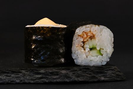 Спайси-ролл с угрем и огурцом