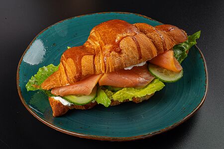 Круассан с лососем