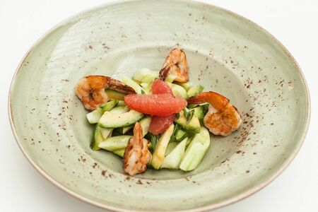 Салат из креветок огурцов и авокадо