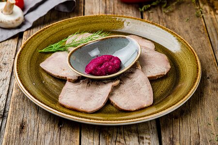 Отварной язык