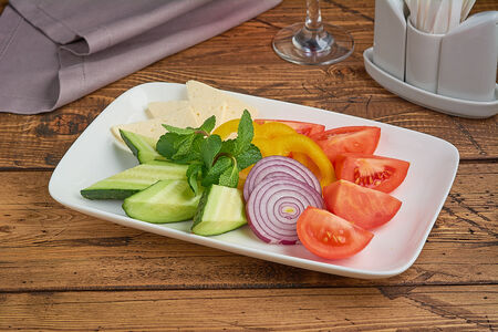 Овощная нарезка с брынзой