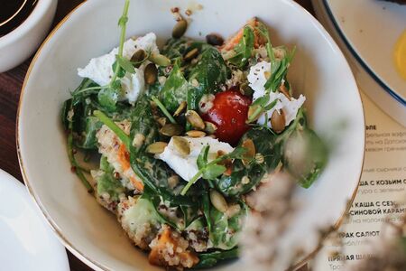 Зеленый салат с бататом и киноа