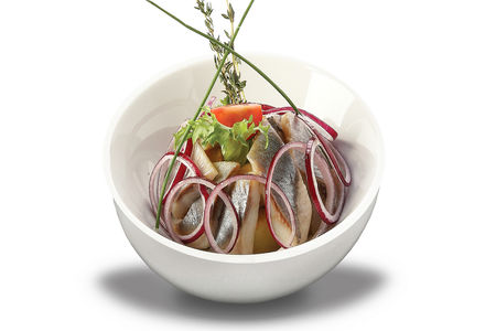 Филе селедочки с золотистым картофелем и кольцами лука