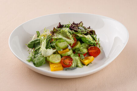 Микс-салат с овощами и сыром риккота