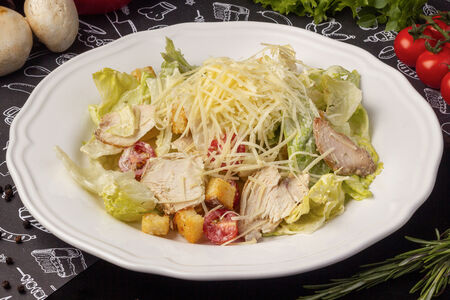 Салат Цезарь с курицей