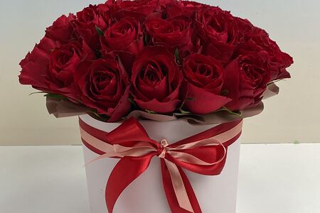 Красные розы в шляпной коробке