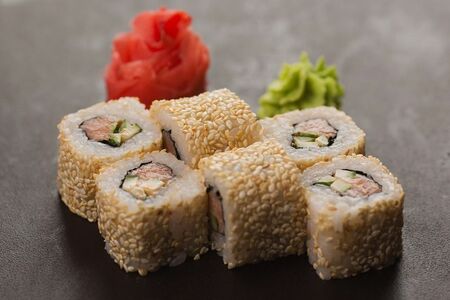 Ролл Спайс сяке кунцей