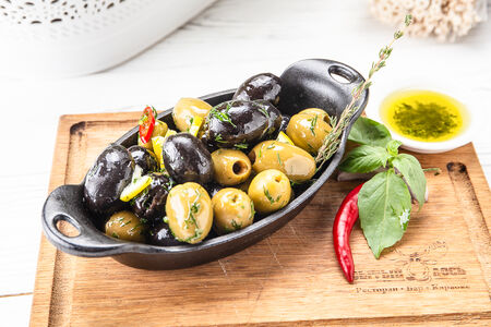 Ассорти из маслин и оливок