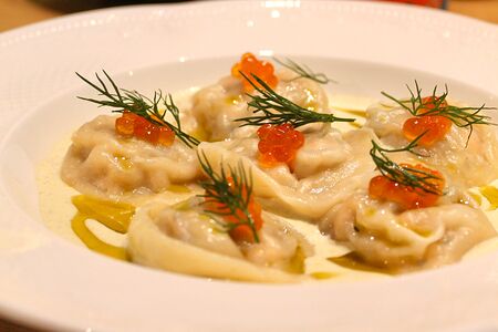 Пельмени с лососем в соусе из сливок