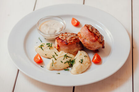 Медальоны из свинины