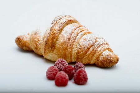 Круассан с малиной
