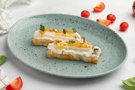 Тапас с мягким сыром и конфи из груши