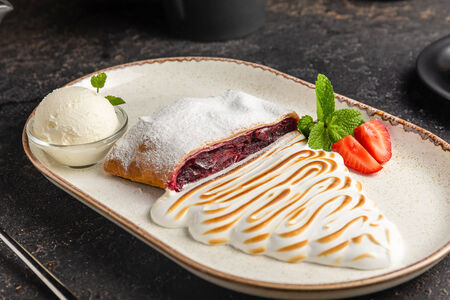 Штрудель вишневый