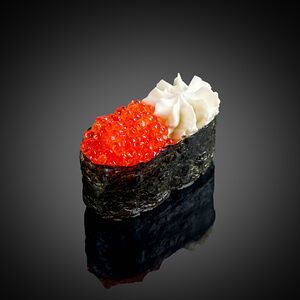 Гункан с красной икрой и сыром