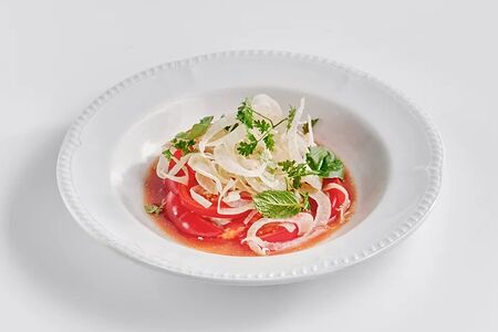 Салат с томатами и домашним сыром