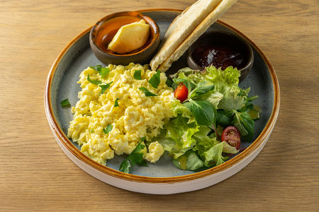 Скрэмбл из трёх яиц с тостами, джемом и маслом