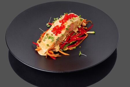 Стейк из лосося с овощами и сливочным соусом