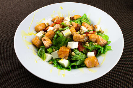 Салат с жареной семгой