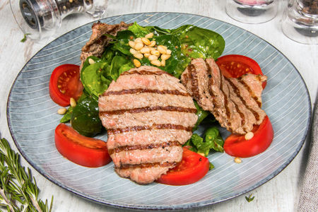 Теплый салат из говяжьей вырезки