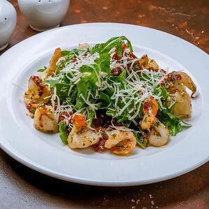 Салат из рукколы с тигровыми креветками