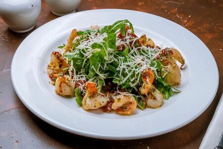 Салат из рукколы с тигровыми креветками