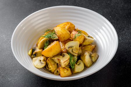 Картофель, жаренный с шампиньонами