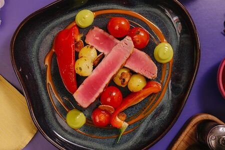 Стейк тунца с овощным гарниром