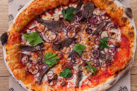 Пицца с говядиной и вялеными томатами