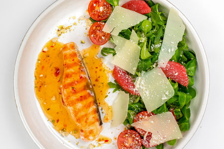 Теплый салат с лососем
