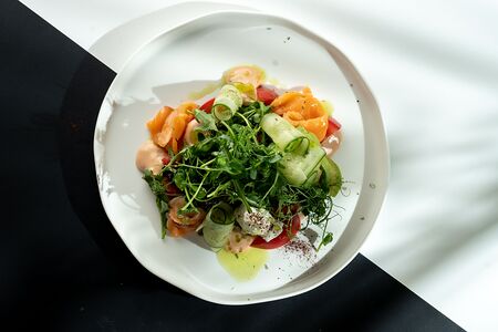 Салат с лососем и авокадо 