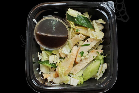 Салат с куриным филе, огурцом и азиатской заправкой