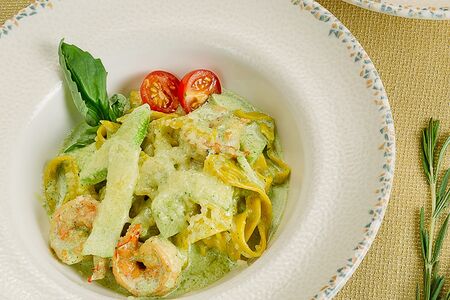 Паста с креветками и соусом песто