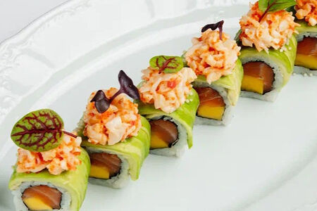 Лосось, краб, авокадо, манго 