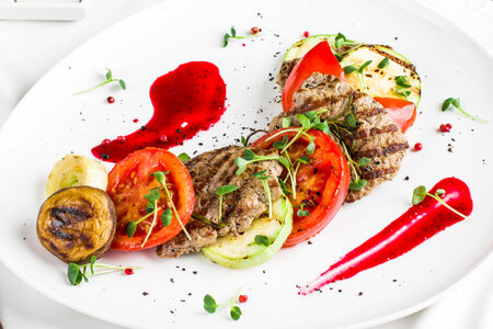 Соте из нежной говядины и овощей гриль