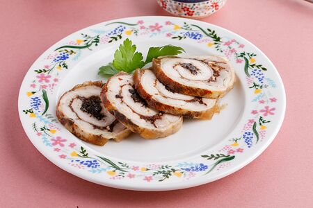 Рулет из цесарки с черносливом и грецким орехом