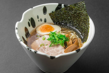 Рамен со свининой, яйцом и бамбуком