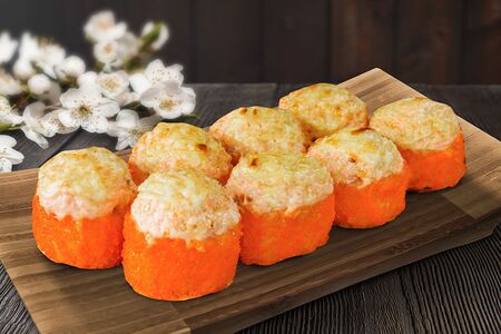 Запеченный ролл с лососем