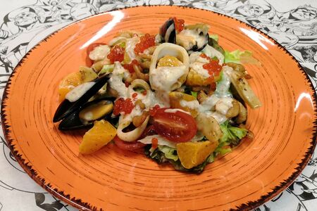 Салат с морепродуктами и апельсинами