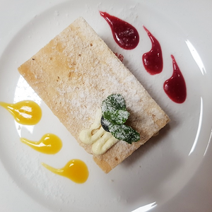 Мильфей со свежими ягодами