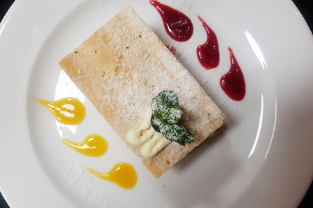 Мильфей со свежими ягодами