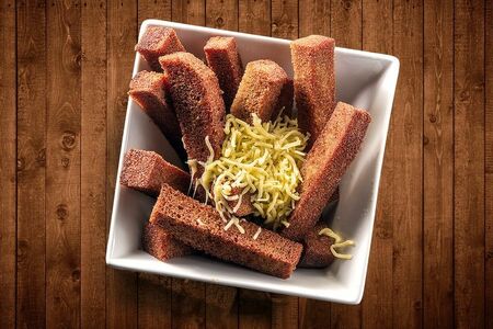 Гренки с чесноком и сыром