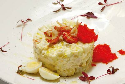 Салат Оливье с раковыми шейками и икрой летучей рыбы
