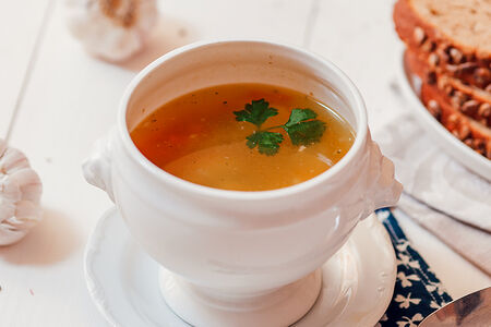 Суп-лапша из курицы с перепелиным яйцом