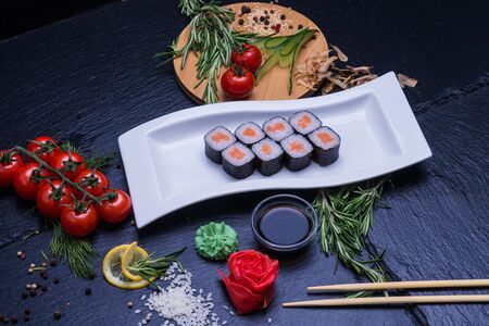 Ролл с лососем