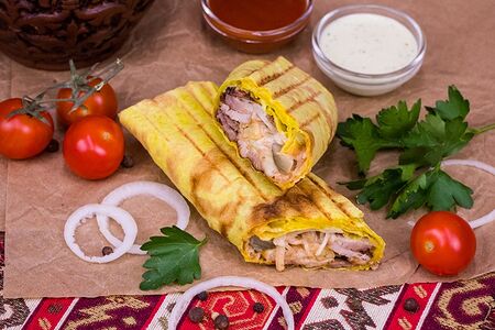 Шаурма в сырном лаваше с куриуей