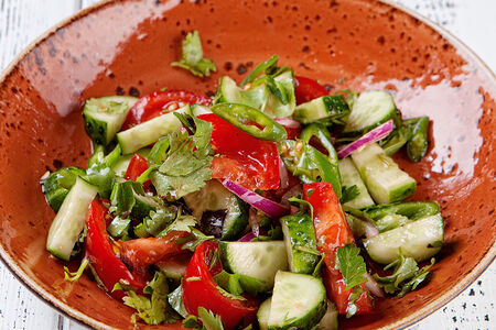 Салат из свежих овощей по-грузински