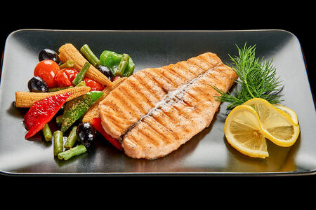 Стейк из лосося на мангале