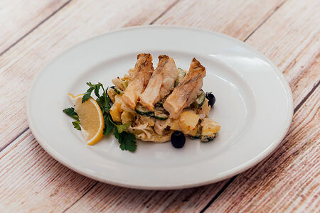 Салат рыбный из судака в горчичной заправке