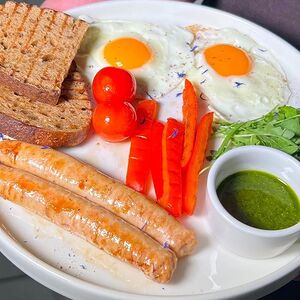 Глазунья с колбасками, овощами и соусом песто