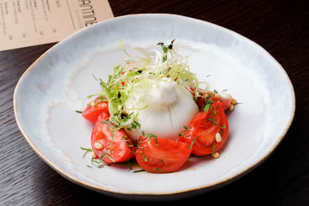 Буррата с помидорами
